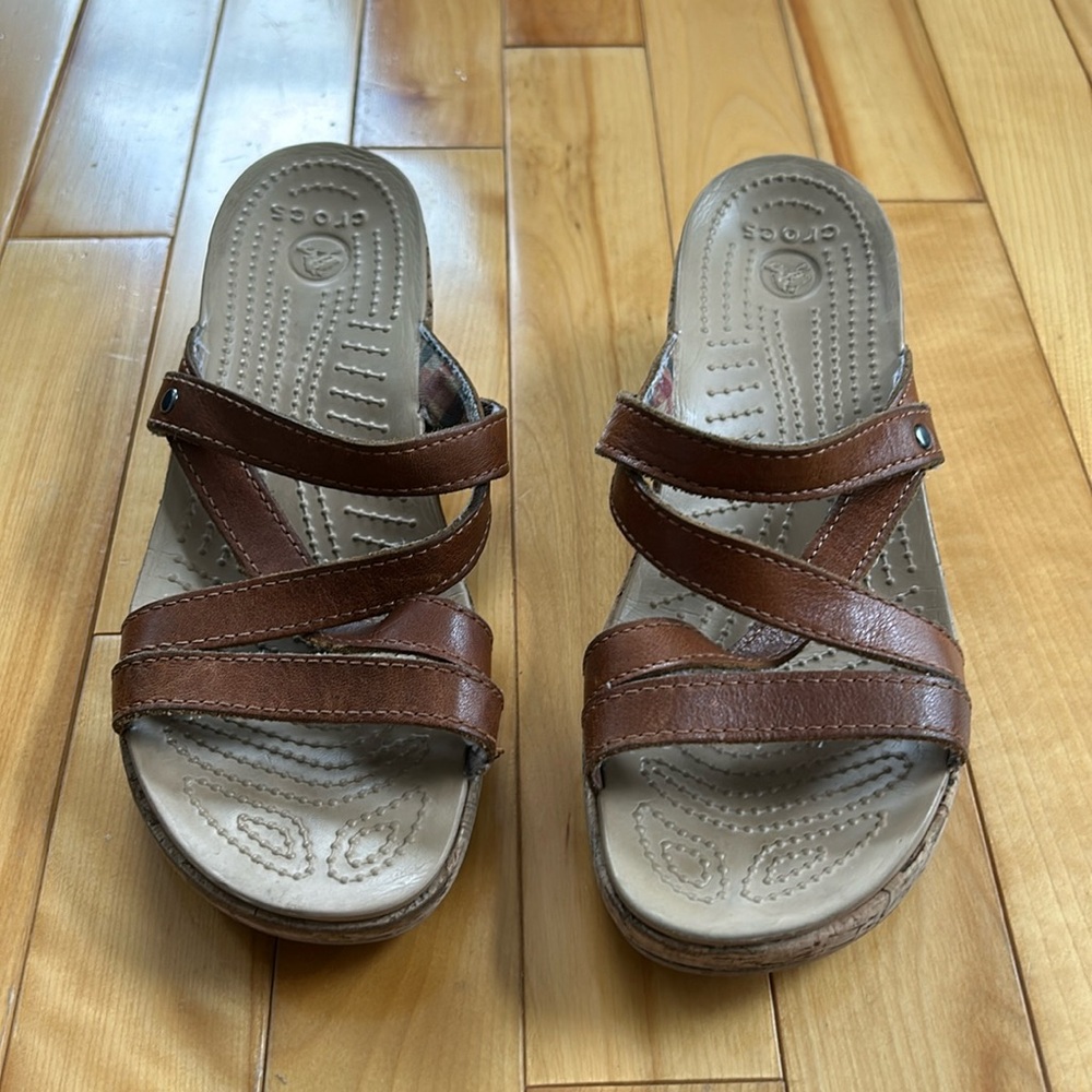 Crocs leather strappy wedge sandal, brown size 6W